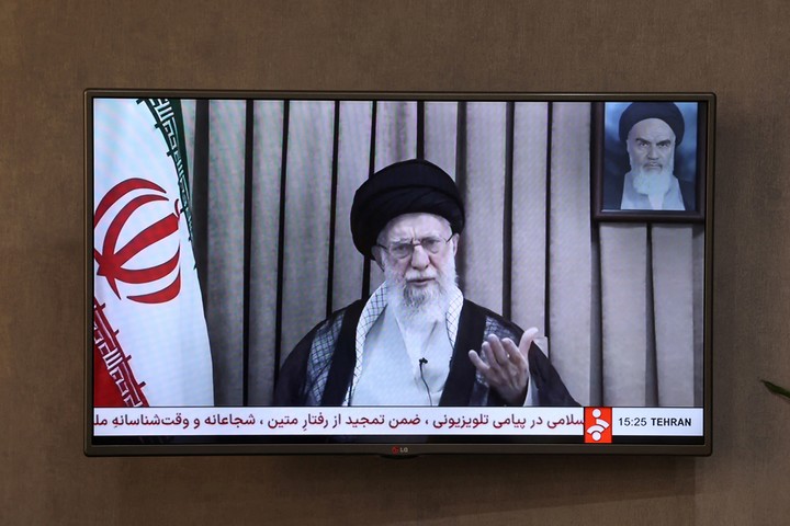 Una pantalla de televisión muestra el mensaje televisado del líder supremo de Irán, el ayatolá Ali Khamenei, durante el conflicto Irán-Israel en Teherán. Foto Reuters