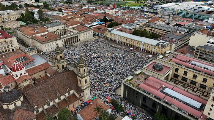 Una vista de dron muestra a personas participando en una marcha tras un ataque al senador colombiano Miguel Uribe Turbay, del partido opositor Centro Democrático, en Bogotá. Foto Reuters