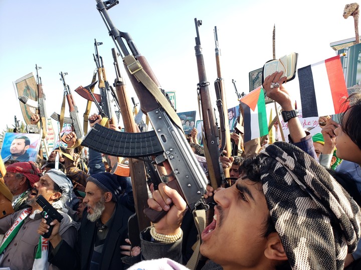 Hutíes gritan consignas con fusiles en alto durante una protesta contra EE.UU. e Israel. Foto EFE