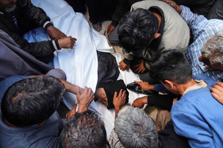 El cuerpo Reem Al-Akhras, muerta mientras se dirigía a buscar alimentos en Gaza. Foto: AP