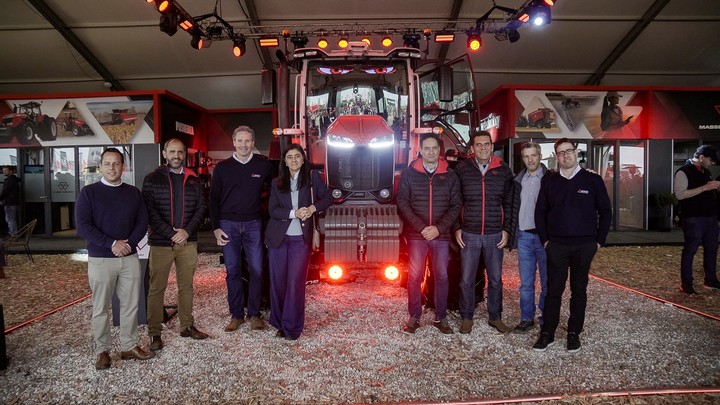 Los ejecutivos de Massey Ferguson con el nuevo MF 8S.