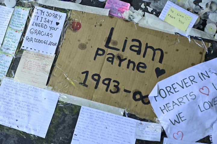 Seguidores Liam Payne le  rindieron homenaje frente al hotel de Palermo donde murió. Foto: Matías Martin Campaya.