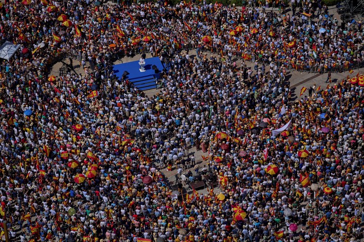 Alberto Núñez Feijóo, líder del conservador Partido Popular, se dirige al público durante una protesta contra el gobierno del presidente Pedro Sánchez, en Madrid. Foto AP