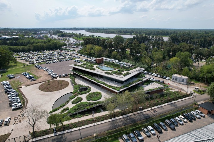 El nuevo edificio ocupa una esquina del predio del campus de la Universidad, en Victoria (Tigre), muy cerca del río. Foto gentileza UdeSA.