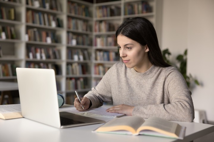 Quienes no usaron IA recordaban mejor y se apropiaban de sus textos. Foto Shutterstock.
