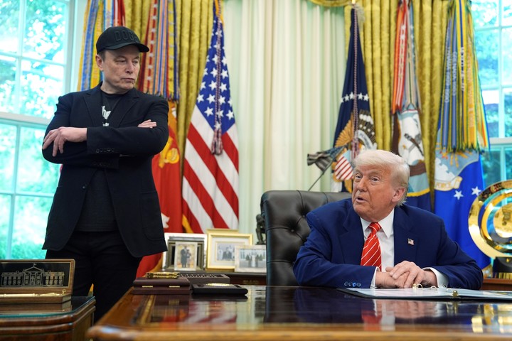 Donald Trump se despidió de Elon Musk en la Casa Blanca con elogios el viernes pasado, antes de que estallara una guerra inesperada. Foto: AP  