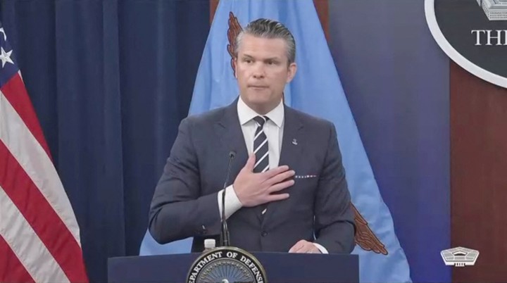 El Secretario de Defensa de EE.UU. Pete Hegseth reacciona mientras responde a las preguntas de los medios de comunicación durante una sesión informativa en el Pentágono, después de que EE.UU. atacara las instalaciones nucleares iraníes, durante el conflicto entre Israel e Irán, en Arlington, Virginia, EE.UU., 22 de junio de 2025 en esta imagen tomada de un vídeo distribuido. Reuters TV/Departamento de Defensa de EEUU/Handout via REUTERS