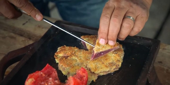 Al cortar la milanesa se ve un punto bleu que generó debate en las redes sociales. 