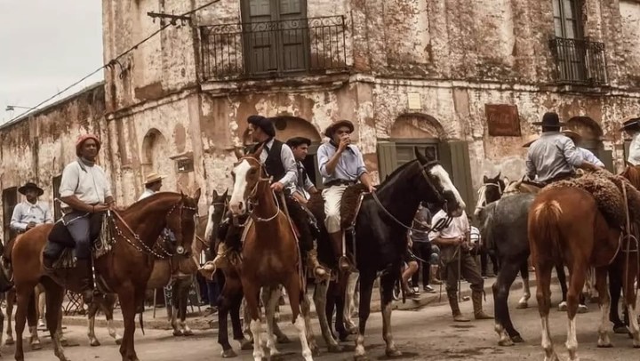 Tradición gauchesca y el mejor asado.  San Antonio de Areco, a 120 km por autopista, un lugar para volver siempre./ Foto: Instagram @sanantoniodeareco.