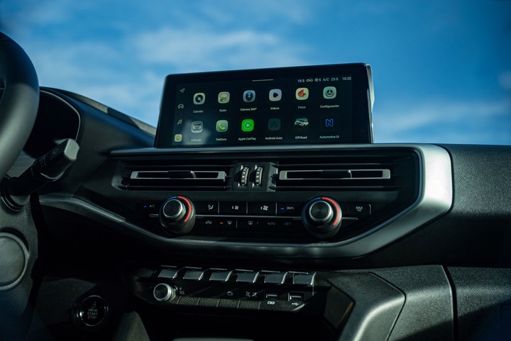 Pantalla multimedia táctil de 10 pulgadas con conexión inalámbrica Android Auto y Apple CarPlay.