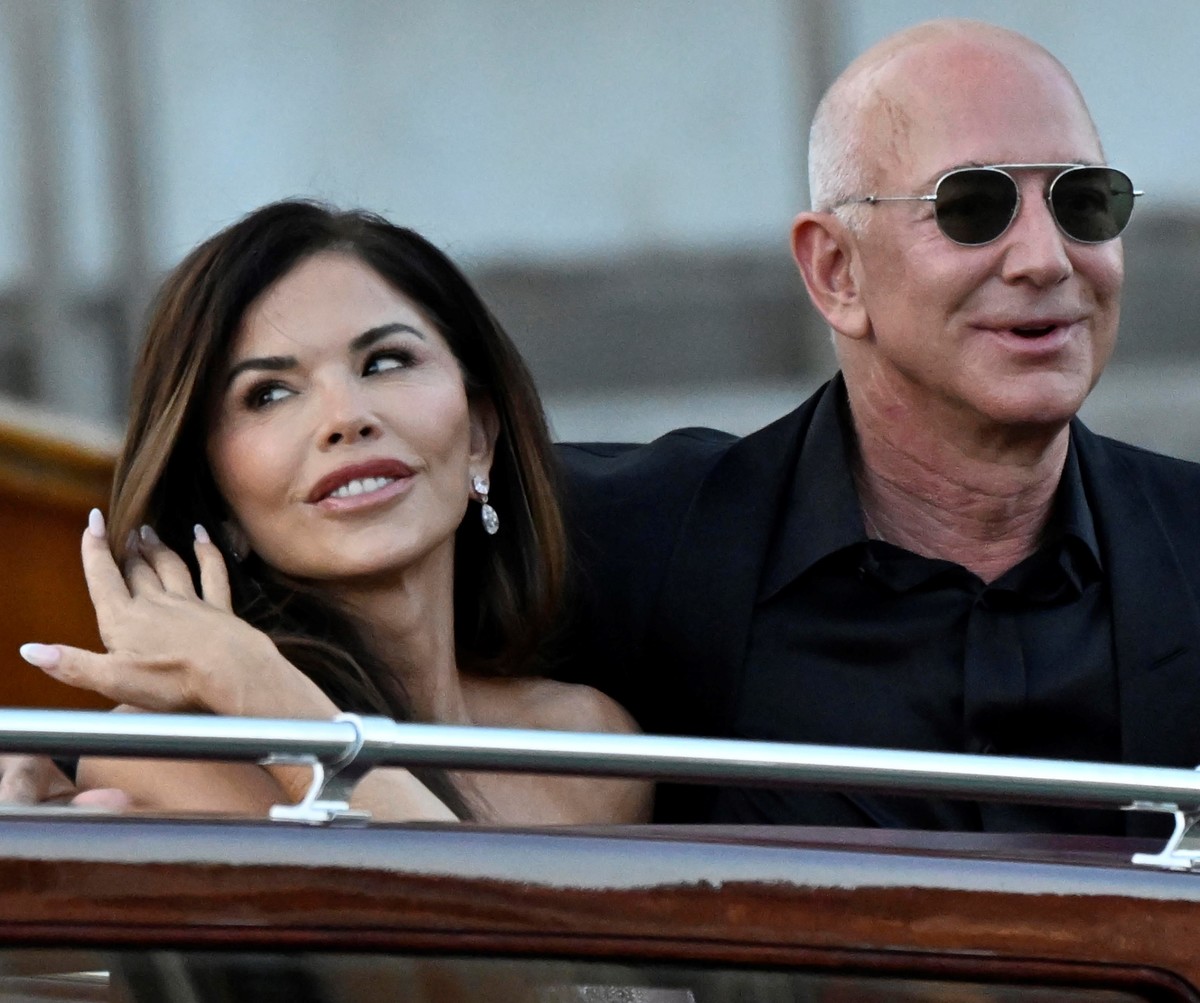 Como marido y mujer, Jeff Bezos y Lauren Sánchez se despidieron de Venecia luego de su fastuosa boda. (Foto: EFE)