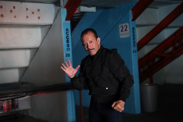 El luchador "El Pedro Infante de la lucha libre": "Un sábado en el gimnasio mientras me bañaba me apagaron el estéreo, lo prendí y luego lo desconecté. Aún así se prendió el sonido. Sentía miedo y hubo un bajón de temperatura, mucho frío" (EFE).