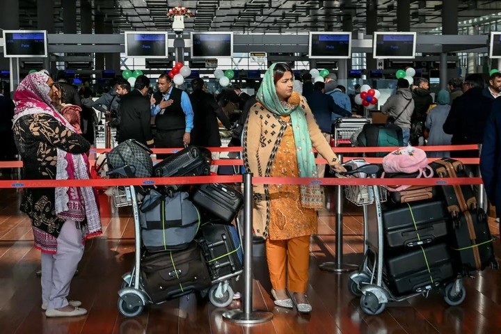 Pasajeros esperando en el Aeropuerto Internacional de Islamabad a principios de este año. Tras un atentado terrorista en abril, tanto Pakistán como India prohibieron el uso de sus espacios aéreos a las aerolíneas del otro país. Foto Farooq Naeem/Agence France-Presse