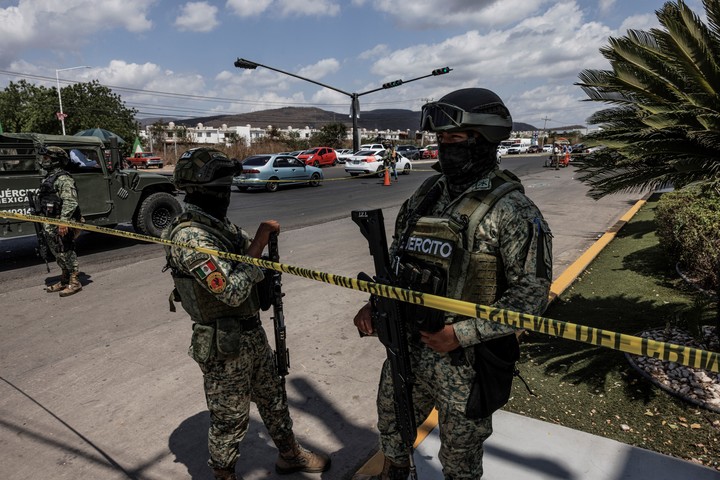sMiembros del Ejército mexicano custodiando la escena de un crimen este mes en Culiacán, Sinaloa. Foto Adriana Zehbrauskas para The New York Times.