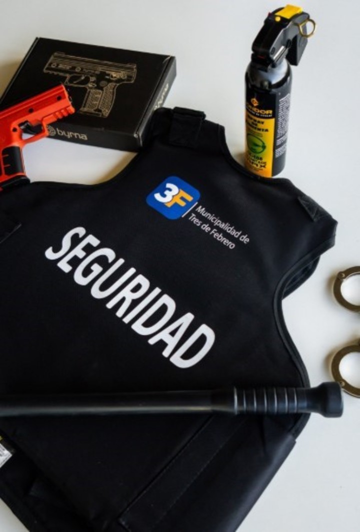 Además de las armas no letales, el kit para los agentes municipales se complementa con un chaleco antibalas, esposas, una tonfa y gas pimienta.