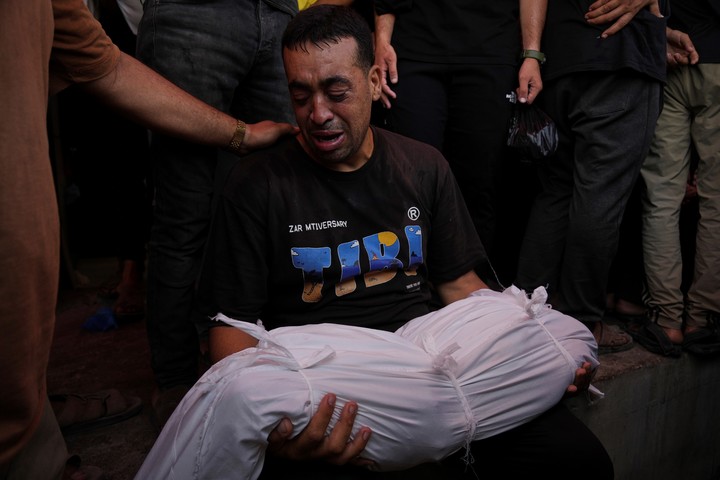 Abdel Hadi Bashir llora la muerte de sus dos hijas, en Gaza. Foto: AP
