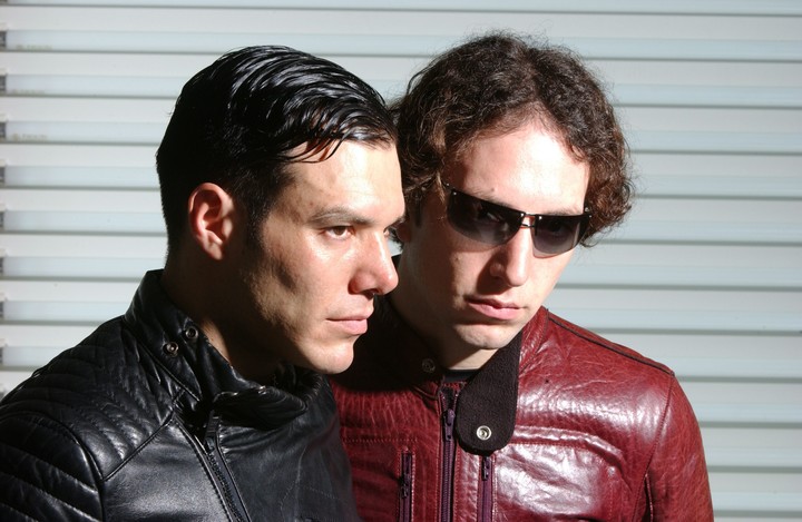 Fer Ruiz Díaz junto a su hermano Gabriel y el baterista Abril Sosa, en 2002.