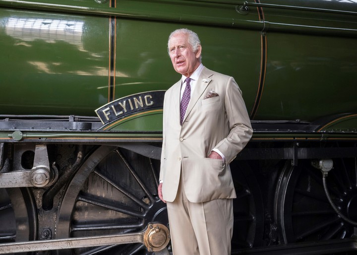 Carlos III junto a la locomtora "Flying Scotsman", del tren real. Foto: AP