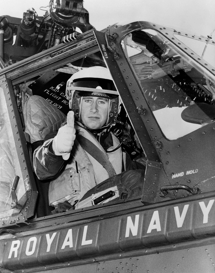 El rey Charles en sus épocas de piloto de helicóptero de la Armada en 1972. Foto: AFP