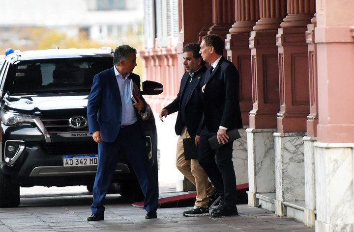 Los macristas Cristian Ritondo y Diego Santilli, negocian con el libertario Sebastián Pareja. Foto: Enrique García Medina
