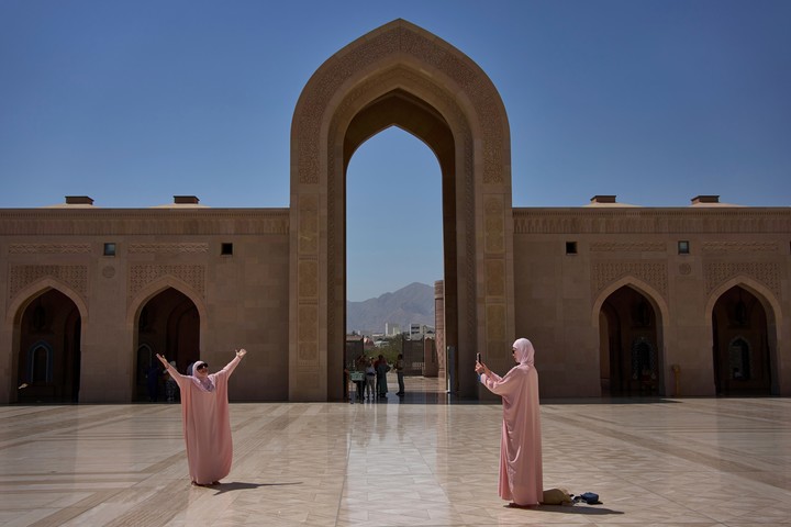 Turistas toman fotos en la Gran Mezquita del Sultán Qaboos en Mascate, Omán, el sábado 12 de abril de 2025. (AP Photo/ Fatima Shbair)