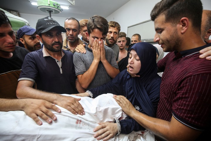Palestinos lloran sobre el cuerpo del doctor Marwan al-Sultan, director del hospital Indonesio. Foto: Reuters