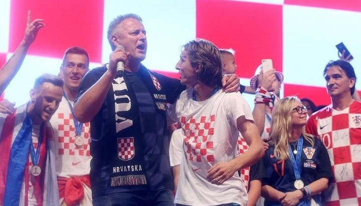 Marko Perkovic Thompson con la máxima estrella del fútbol de Croacia, Luka Modric, durante los festejos del subcampeonato en el Mundial 2018. Foto: Twitter