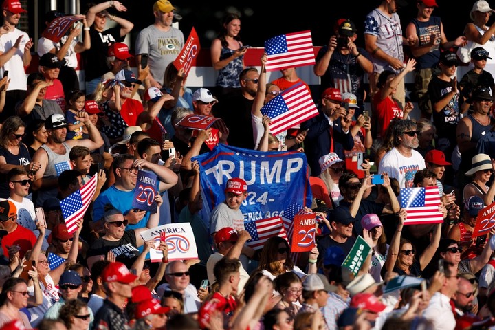 Partidarios de Trump lo escuchan tras la aprobación de la ley en Iowa. Foto: Bloomberg