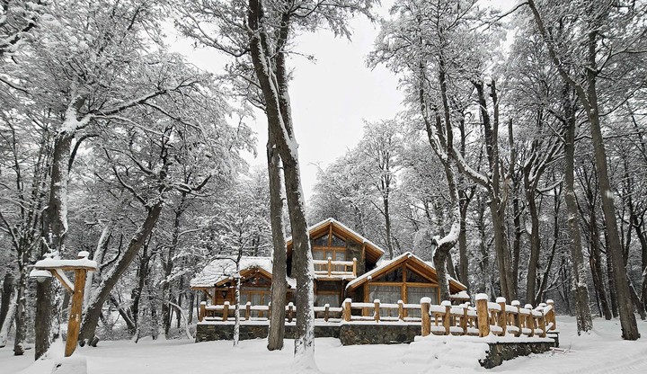 Castor Ski Lodge, las cabañas del centro de esquí en medio del bosque nevado. Foto Cerro Castor
