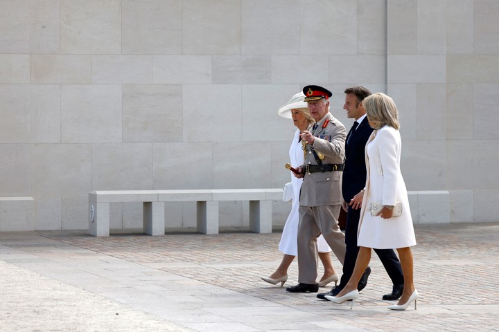 Los Macron y los reyes de Inglaterra, en Normandía. Foto: Reuters