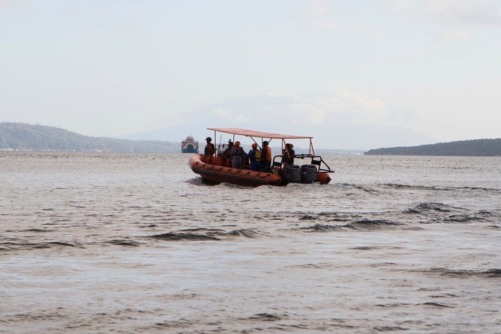 Rescatistas buscan sobrevivientes en Jembrana, Bali, Indonesia, (Foto: AP)