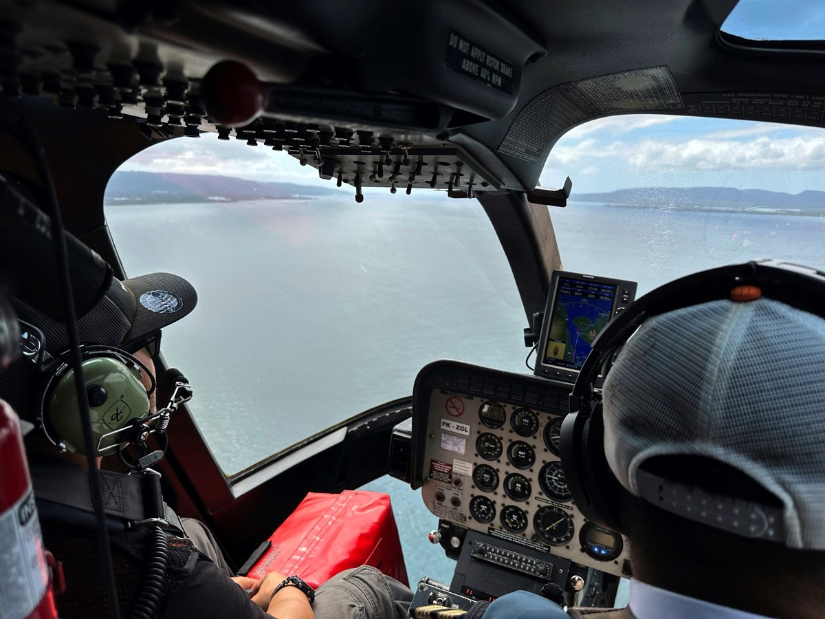 Desde el aire, helicópteros monitorean el área del naufragio. (Foto: AP)