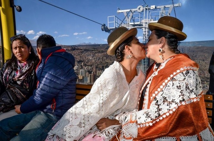 Beso de cholas. Performance de Adriana Bravo/Ivanna Terrazas (2017)