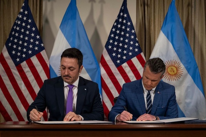 El ministro de Defensa, Luis Petri, firmó una carta de intención con su par de EE.UU. Pete Hegseth, en Washington.