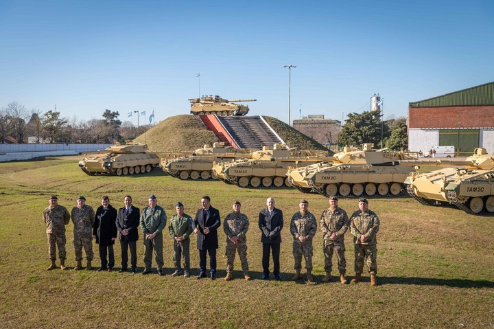 El ministro Luis Petri entrego nuevos tanques el ejercito en la planta de TAMSE en Boulogne.