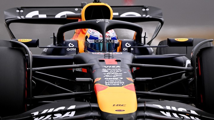 Max Verstappen y su Red Bull. Foto: EFE / EPA / PETER POWELL.