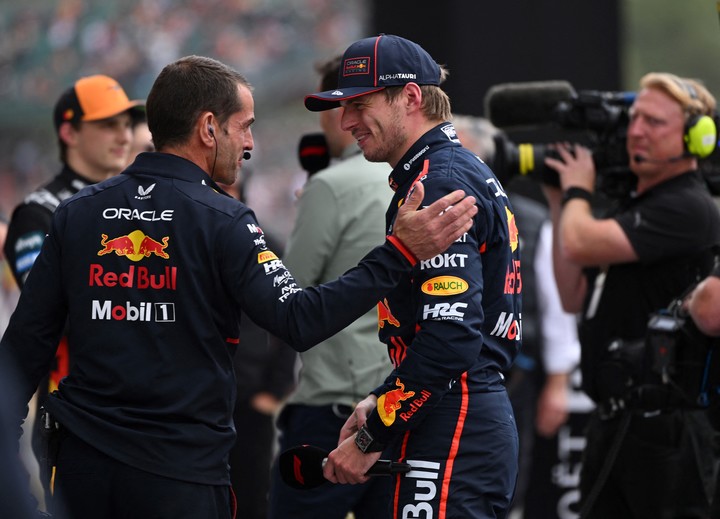 Max Verstappen celebra la pole en Silverstone. Foto: REUTERS / Jaimi Joy.