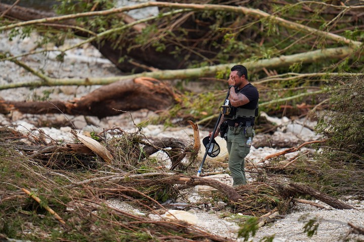 Las autoridades siguen buscando a las chicas desaparcidas en Camp Mystic. Foto AP