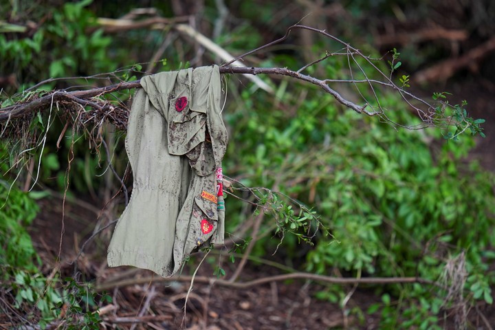 Restos de ropa cerca del río Guadalupe y de Camp Mystic. Foto AP