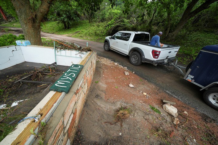 Un cartel de Camp Mystic, cerca de la entrada del campamento del que desaparecieron 27 chicas. Foto AP