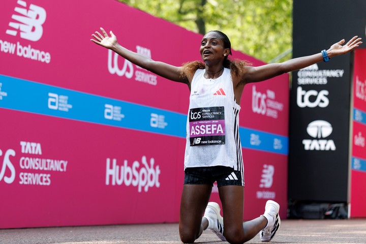 Tigst Assefa tras ganar la maratón de Londres en abril.  EFE