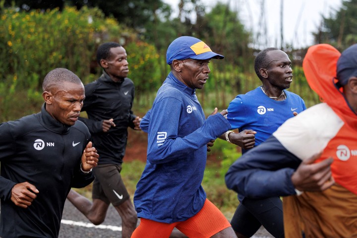 Eliud Kipchoge, al centro, durante un entrenamiento en 2024. AFP
