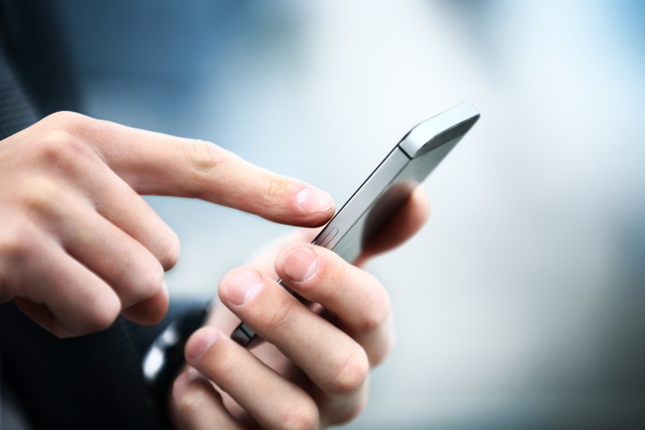 Comprar oro, al instante, desde el celular. Foto: Shutterstock.