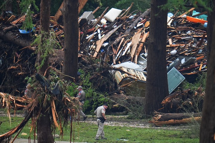 Un montaña de desechos en las costas del río Guadalupe. Foto: AP