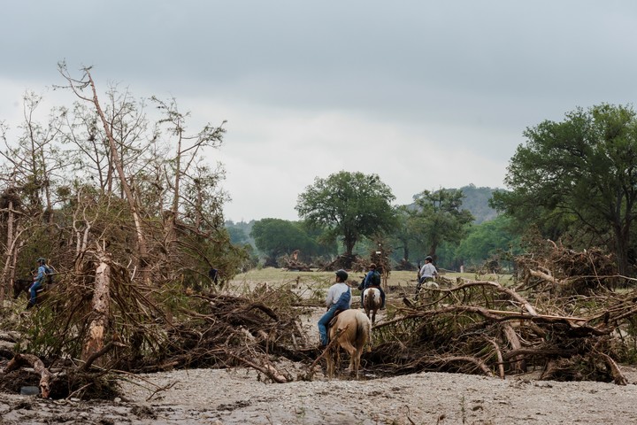 Equipos de rescate y voluntarios buscan víctimas en el río Guadalupe. Foto: Johnston/The New York Times