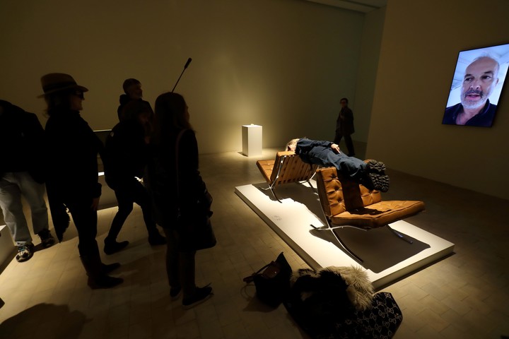 Las "One Minute Sculptures" de Erwin Worm. (Bienalsur 2025)