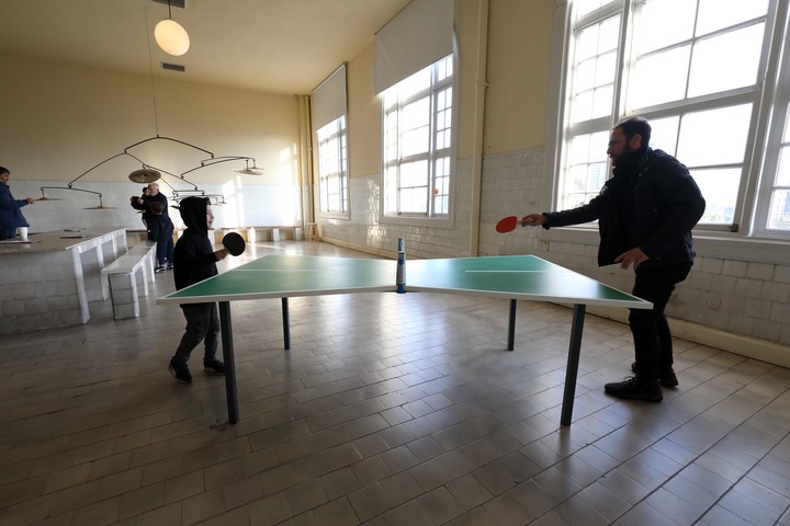 Mesa de ping pong de diseño-arte, por Michelangelo Pistoletto. (Bienalsur 2025)