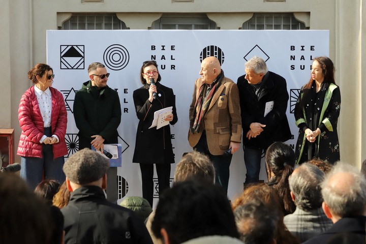 Agradecimiento. Aníbal Jozami y Diana Weschler junto a Gabriela Ricardes y Victoria Onetto. (Bienalsur 2025)