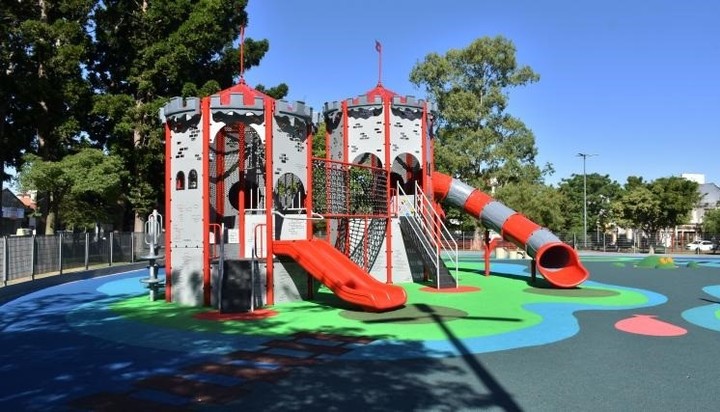 El patio de juegos de Plaza Ciudad Banff, en Versalles, tiene un castillo para dar rienda suelta a la imaginación. Foto: BA.