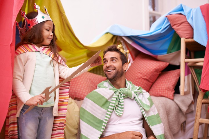 Se puede organizar un gran "baile real" en casa, con disfraces, música y merienda. Foto: Shutterstock.